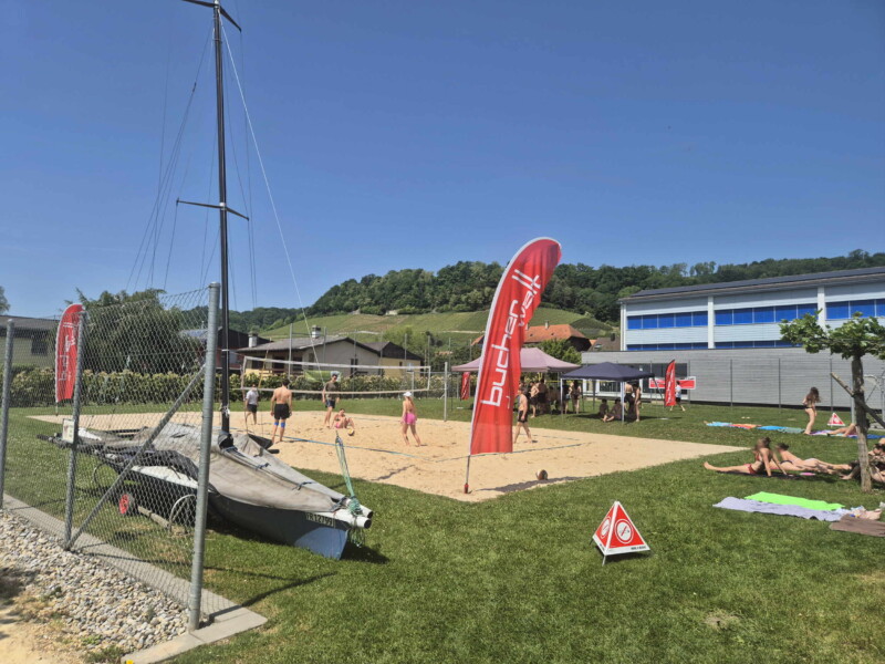 Les terrains de volley et de football. En arrière-plan, l'école et la salle polyvalente de Nant. Plage de Nant, Mont-Vully, Lac de Morat, Canton de Fribourg.