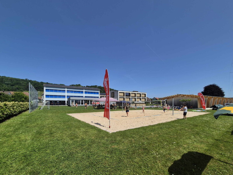 Les terrains de volley et de football. En arrière-plan, l'école et la salle polyvalente de Nant. Plage de Nant, Mont-Vully, Lac de Morat, Canton de Fribourg.