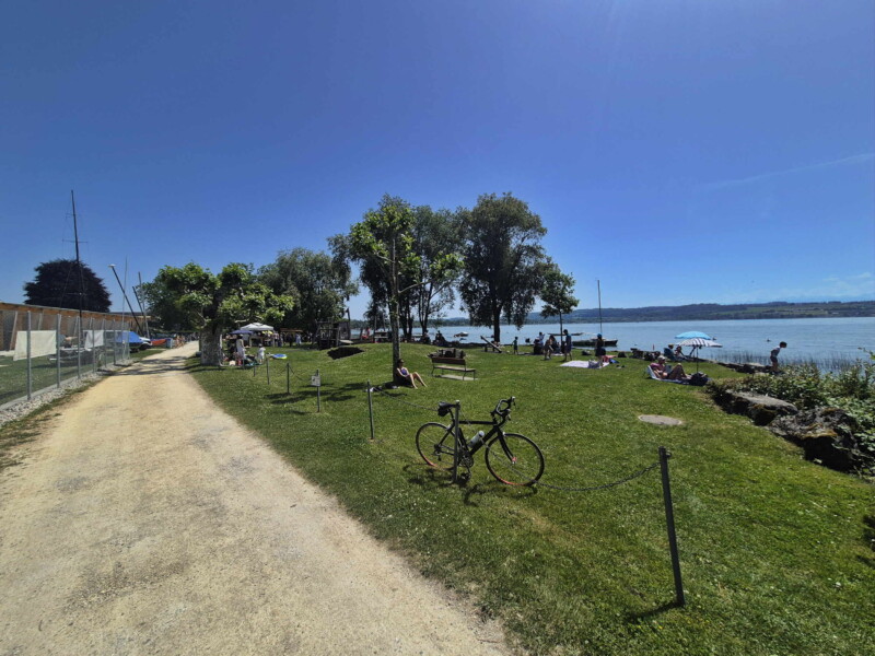La route en graviers le long du lac, au nord de la plage. Plage de Nant, Mont-Vully, Lac de Morat, Canton de Fribourg.