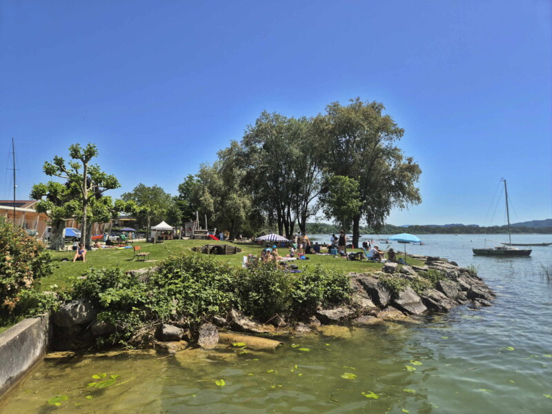 Enrochements. Plage de Nant, Mont-Vully, Lac de Morat, Canton de Fribourg.