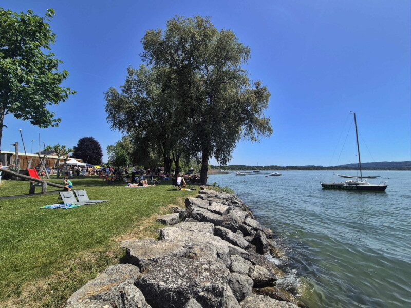 Enrochements. Plage de Nant, Mont-Vully, Lac de Morat, Canton de Fribourg.