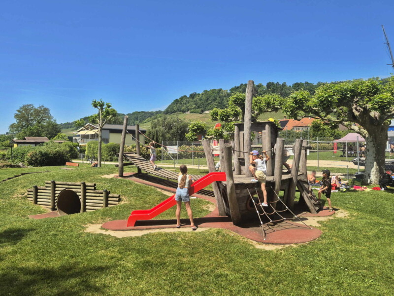 Place de jeux. Plage de Nant, Mont-Vully, Lac de Morat, Canton de Fribourg.