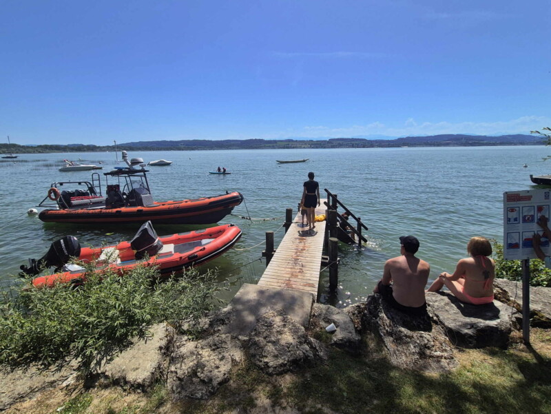 Le ponton permet d'accéder au lac par une petite échelle. Plage de Nant, Mont-Vully, Lac de Morat, Canton de Fribourg.