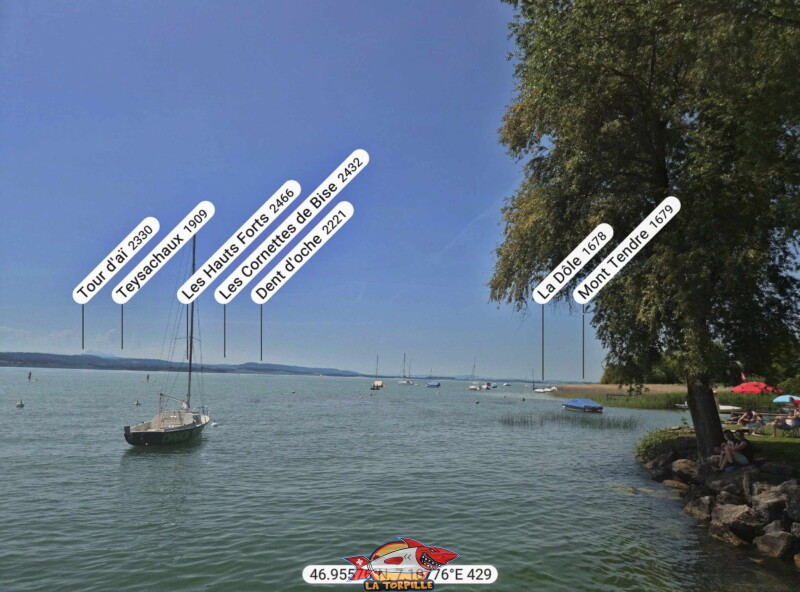 La vue direction sud-ouest depuis la plage de Nant. Plage de Nant, Mont-Vully, Lac de Morat, Canton de Fribourg.