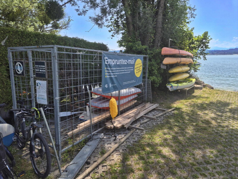 Le box “Empruntez-moi” est un petit système de partage gratuit en libre-service. Plage de Nant, Mont-Vully, Lac de Morat, Canton de Fribourg.