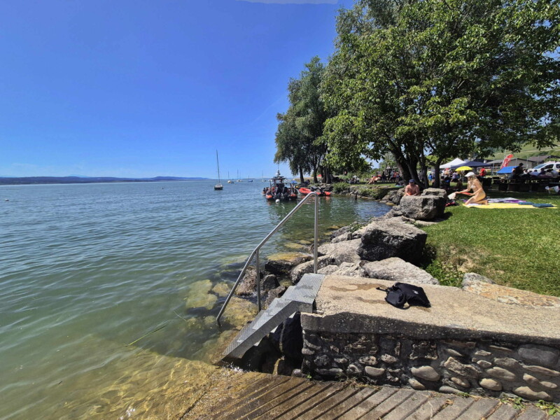 Enrochements. Plage de Nant, Mont-Vully, Lac de Morat, Canton de Fribourg.
