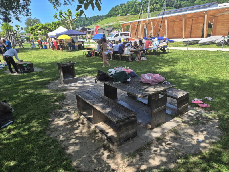 Grills & Tables. Plage de Nant, Mont-Vully, Lac de Morat, Canton de Fribourg.