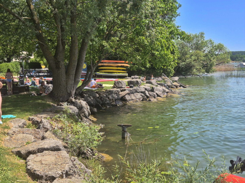 Les enrochements pour accéder au lac. Plage de Nant, Mont-Vully, Lac de Morat, Canton de Fribourg.