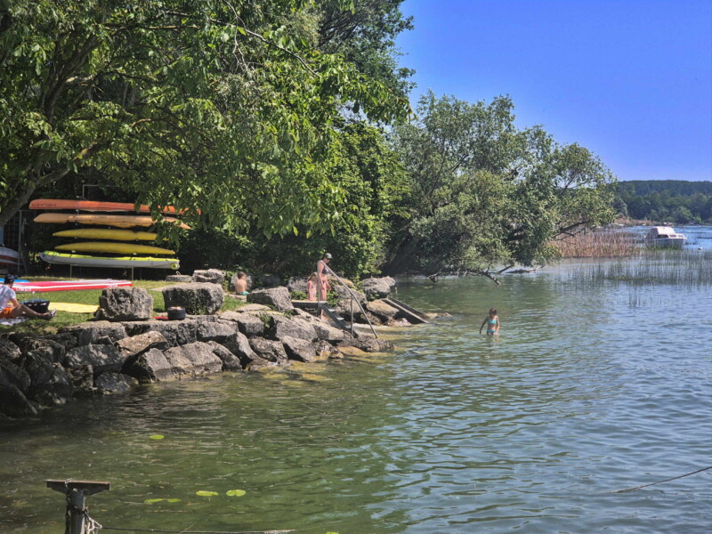 Enrochements. Plage de Nant, Mont-Vully, Lac de Morat, Canton de Fribourg.
