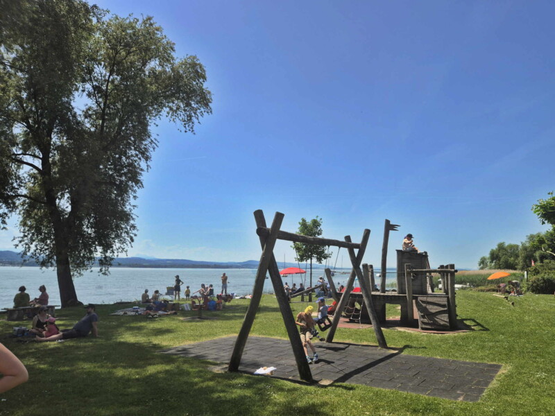 Place de jeux. Plage de Nant, Mont-Vully, Lac de Morat, Canton de Fribourg.