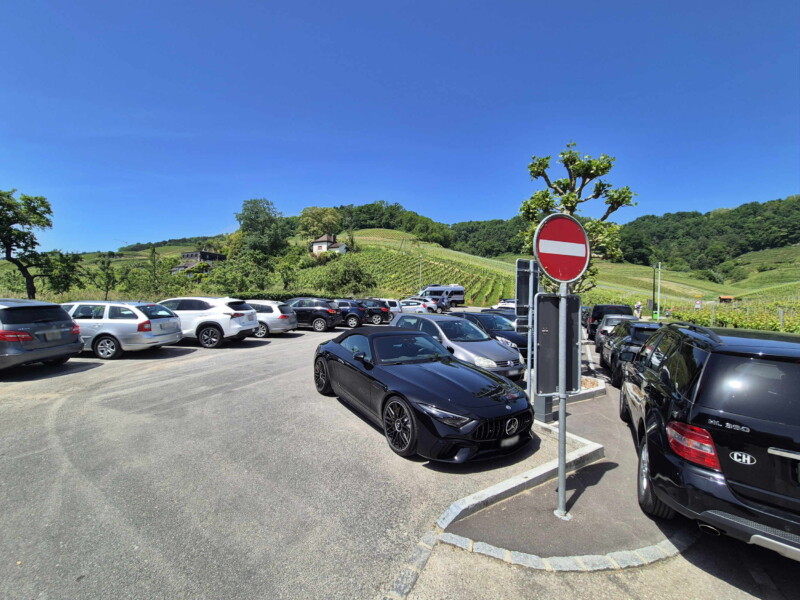 Parking éloigné. Plage de Praz, Mont-Vully, Canton de Fribourg, Lac de Morat.