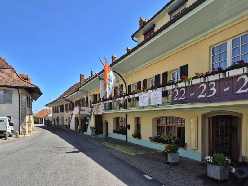 L'intérieur du village de Praz. Plage de Praz, Mont-Vully, Canton de Fribourg, Lac de Morat.