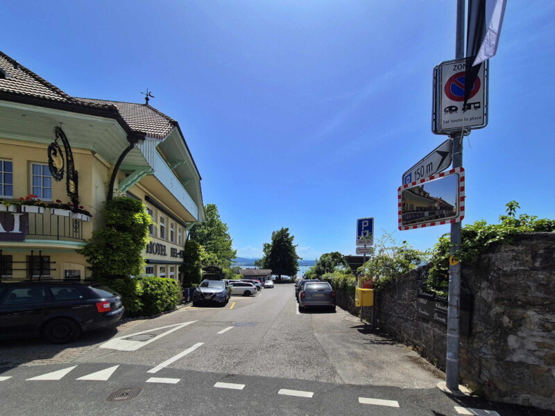 Parking rapproché. Plage de Praz, Mont-Vully, Canton de Fribourg, Lac de Morat.