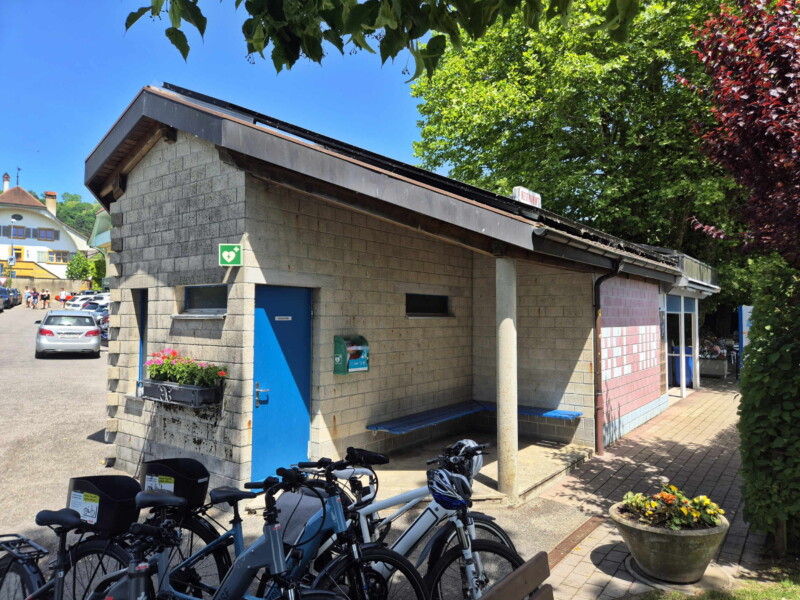 Toilettes et douches. Plage de Praz, Mont-Vully, Canton de Fribourg, Lac de Morat.