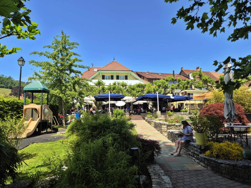 Le restaurant Bel-Air au-dessus de la buvette. Plage de Praz, Mont-Vully, Canton de Fribourg, Lac de Morat.