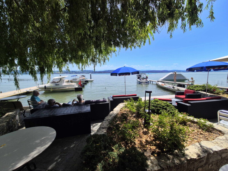 Pontons. Plage de Praz, Mont-Vully, Canton de Fribourg, Lac de Morat.