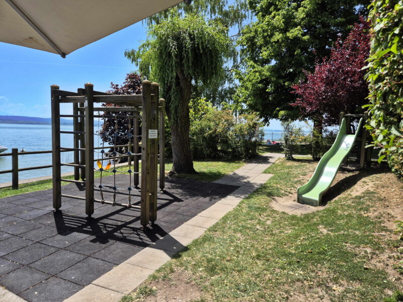 Place de jeux. Plage de Praz, Mont-Vully, Canton de Fribourg, Lac de Morat.