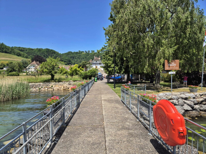 La vue sur le ponton du débarcadère en direction du rivage. Débarcadère de Praz, Mont-Vully, compagnie LNM, lac de Morat, canton de Fribourg.