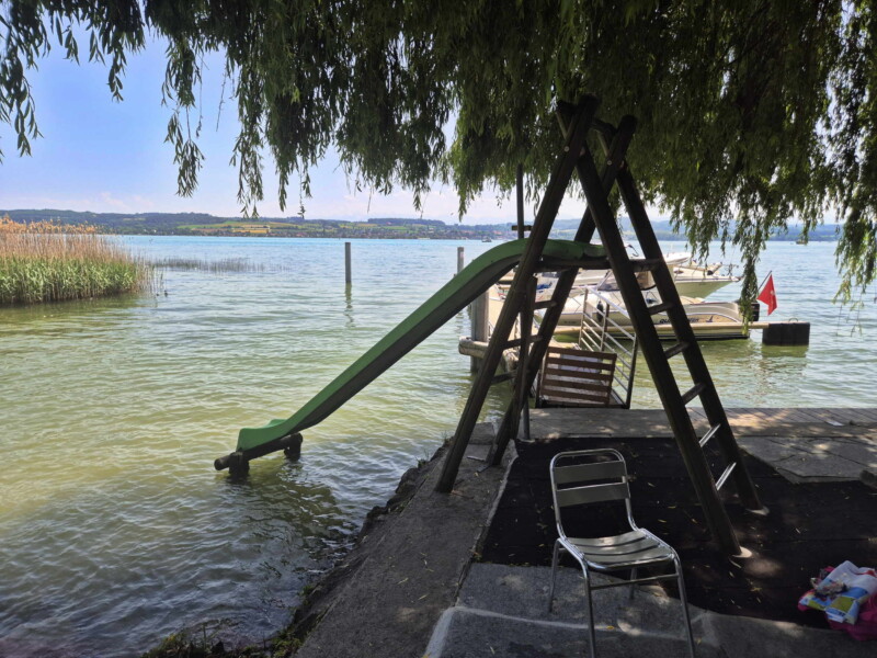 Toboggan. Plage de Praz, Mont-Vully, Canton de Fribourg, Lac de Morat.