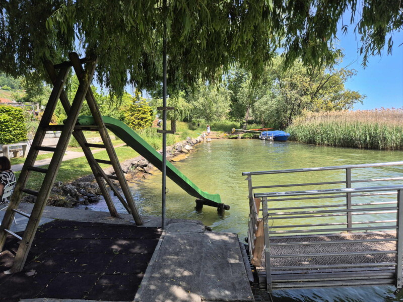 La petite plage de Praz. Plage de Praz, Mont-Vully, Canton de Fribourg, Lac de Morat. Juste à côté du débarcadère de Praz se trouvent une petite plage et une buvette.