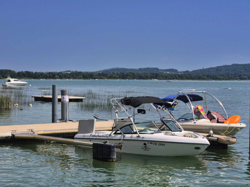 Radeau. Plage de Praz, Mont-Vully, Canton de Fribourg, Lac de Morat.