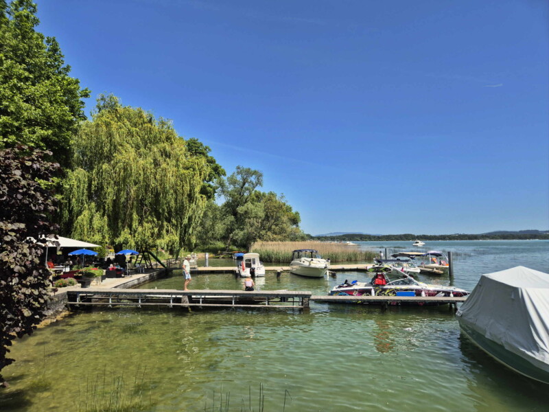 Pontons. Plage de Praz, Mont-Vully, Canton de Fribourg, Lac de Morat.