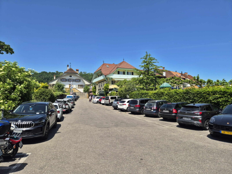 Parking rapproché. Plage de Praz, Mont-Vully, Canton de Fribourg, Lac de Morat.