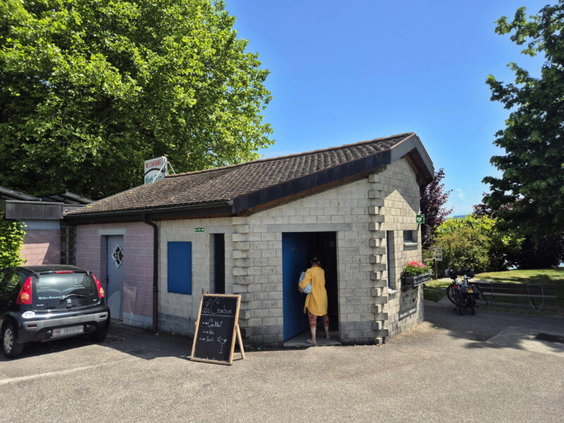 Toilettes et douches. Plage de Praz, Mont-Vully, Canton de Fribourg, Lac de Morat.