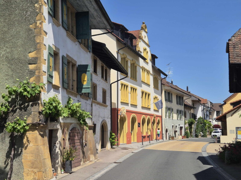 Le magnifique village de Môtier. Plage de Môtier, Mont-Vully, lac de Morat, canton de Fribourg.