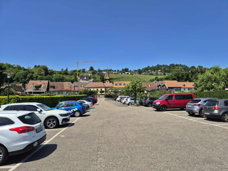 Parking. Plage de Môtier, Mont-Vully, lac de Morat, canton de Fribourg.