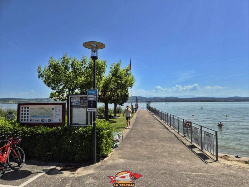 Ponton Milieu. Débarcadère de Môtier, Mont-Vully, lac de Morat, companie LNM,.