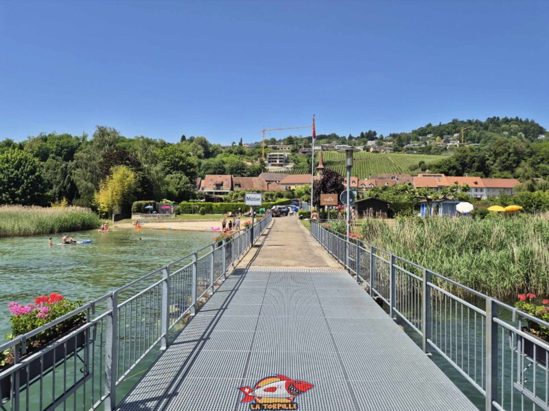 Le ponton en direction du rivage avec le très beau village de Môtier. Débarcadère de Môtier, Mont-Vully, lac de Morat, companie LNM,.