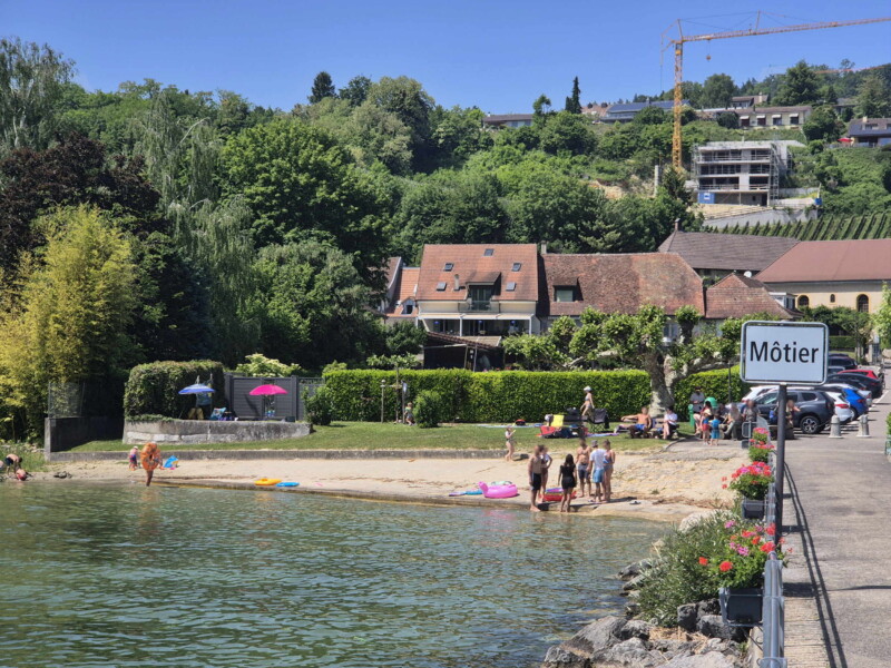Zone de sable. Plage de Môtier, Mont-Vully, lac de Morat, canton de Fribourg.