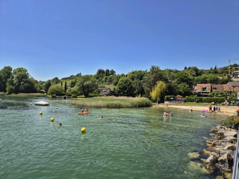 La vue direction sud-ouest. Plage de Môtier, Mont-Vully, lac de Morat, canton de Fribourg.