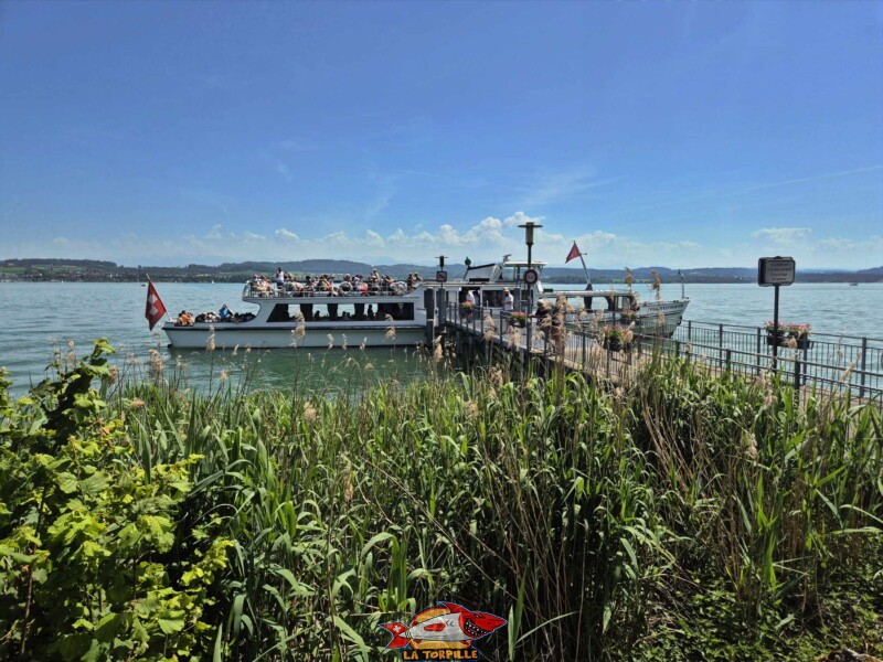 Un bateau de la compagnie LNM au débarcadère de Môtier.