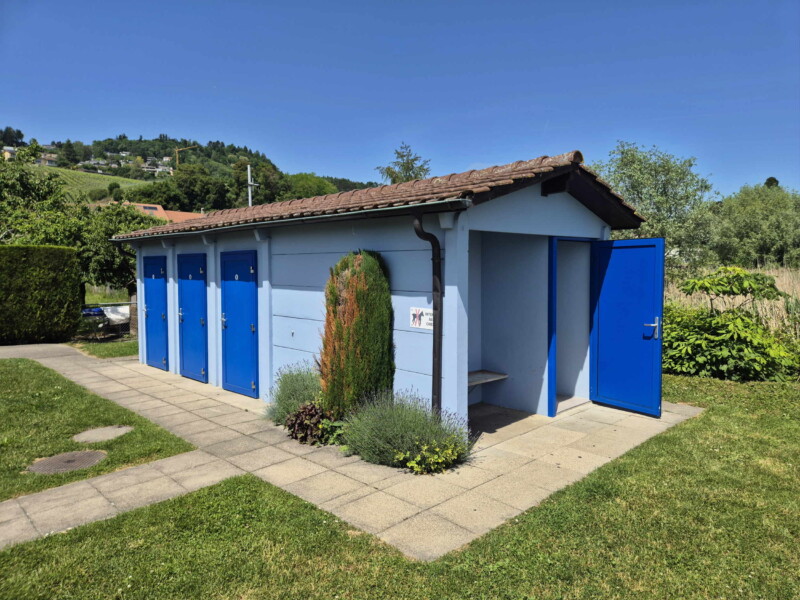 Douches & WC. Plage de Môtier, Mont-Vully, lac de Morat, canton de Fribourg.