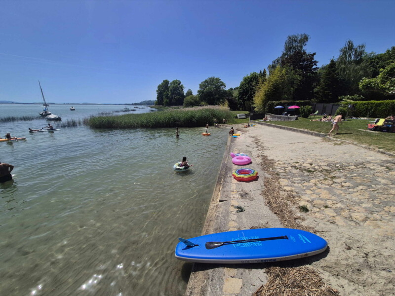 Zone de sable. Plage de Môtier, Mont-Vully, lac de Morat, canton de Fribourg.