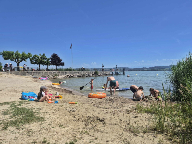 La plage de sable de Môtier. Plage de Môtier, Mont-Vully, lac de Morat, canton de Fribourg.