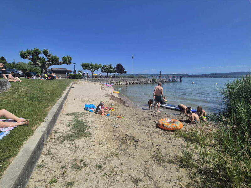 Zone de sable. Plage de Môtier, Mont-Vully, lac de Morat, canton de Fribourg.