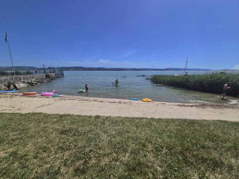 Zone de sable. Plage de Môtier, Mont-Vully, lac de Morat, canton de Fribourg.