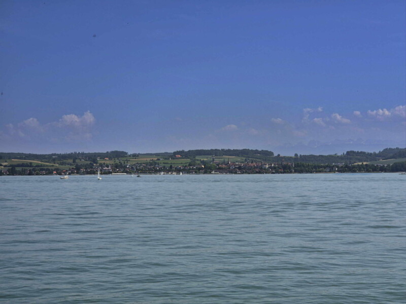 La vue direction sud-est sur la ville de Morat. Plage de Môtier, Mont-Vully, lac de Morat, canton de Fribourg.