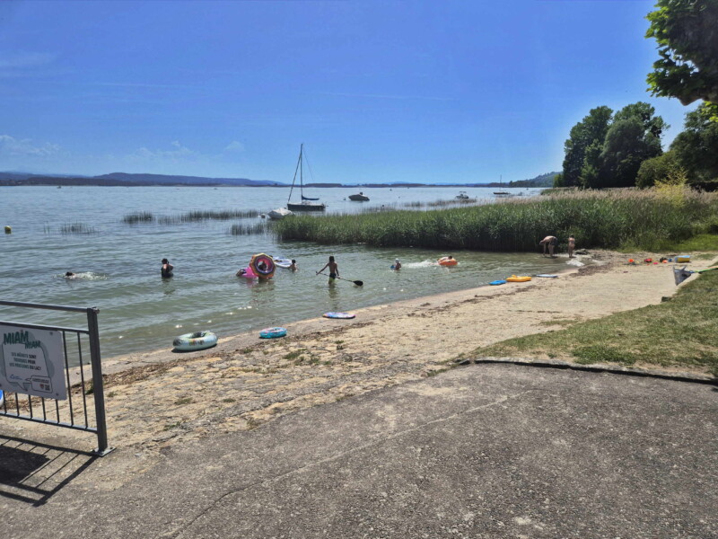 Zone de sable. Plage de Môtier, Mont-Vully, lac de Morat, canton de Fribourg.