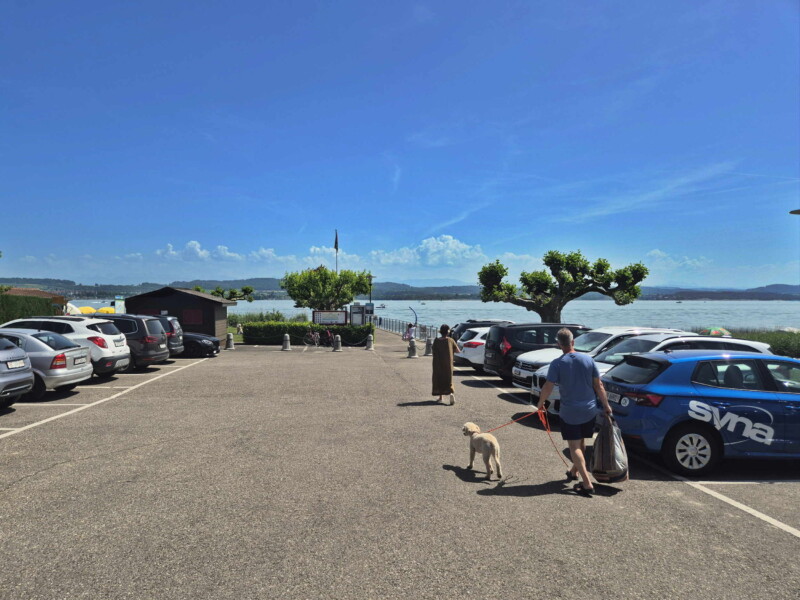 Parking. Plage de Môtier, Mont-Vully, lac de Morat, canton de Fribourg.