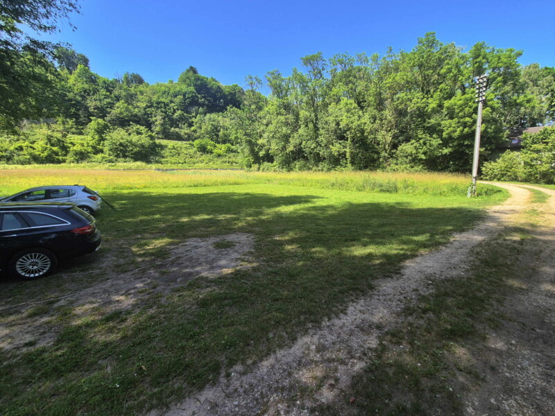 Le parking avec la route d'accès en graviers. Petite Plage de Vallamand, Vully-les-Lacs. Le parking avec la route d'accès en graviers. Petite Plage de Vallamand, Vully-les-Lacs.