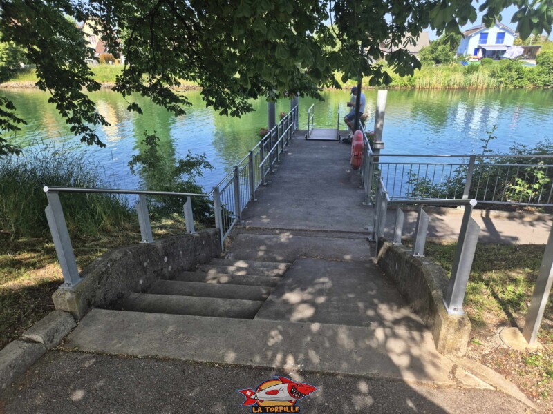 Ponton. Débarcadère de Sugiez, Mont-Vully, canal de la Broye, canton de Fribourg