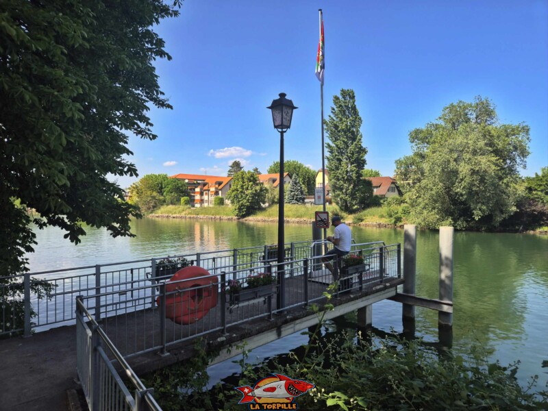 Ponton. Débarcadère de Sugiez, Mont-Vully, canal de la Broye, canton de Fribourg