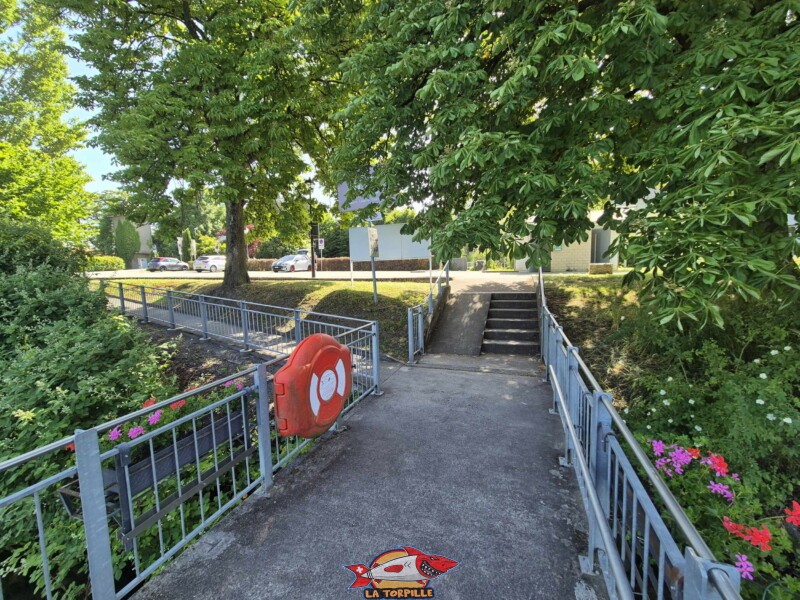 Ponton. Débarcadère de Sugiez, Mont-Vully, canal de la Broye, canton de Fribourg