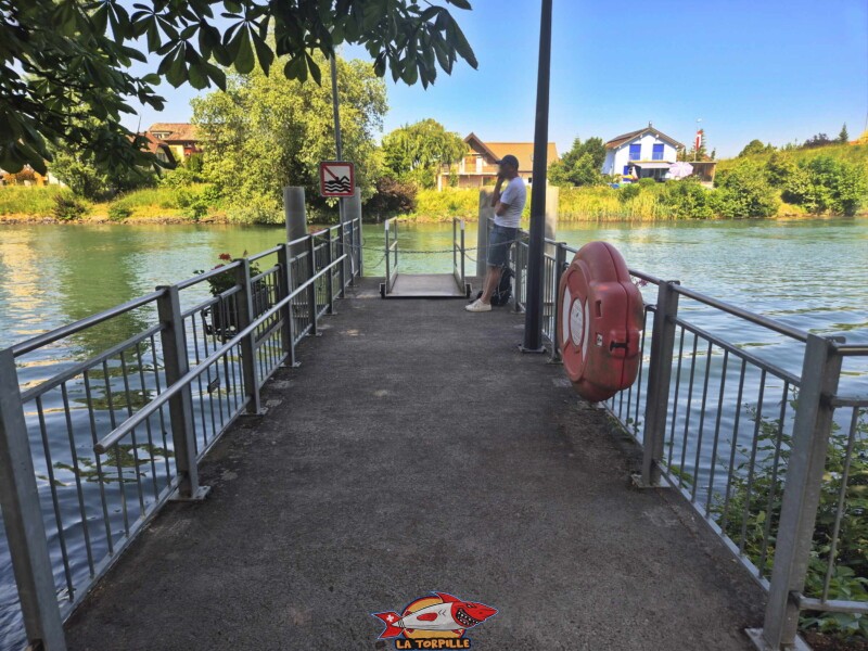 Ponton. Débarcadère de Sugiez, Mont-Vully, canal de la Broye, canton de Fribourg