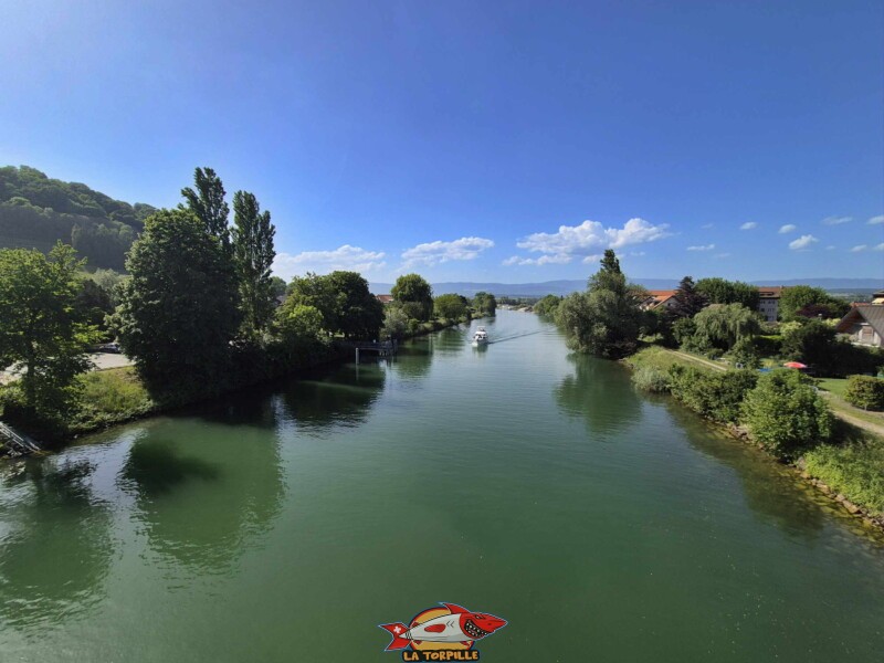 Direction lac Neuchâtel. Débarcadère de Sugiez, Mont-Vully, canal de la Broye, canton de Fribourg