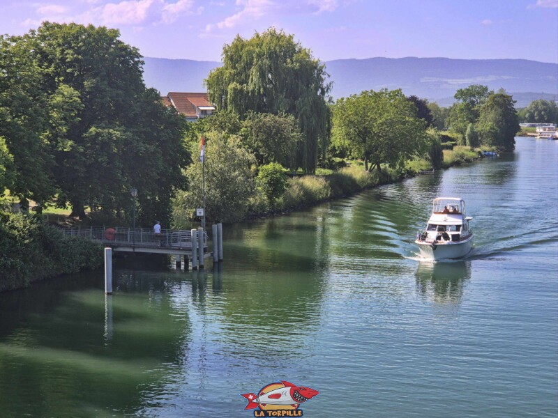 Direction lac Neuchâtel. Débarcadère de Sugiez, Mont-Vully, canal de la Broye, canton de Fribourg